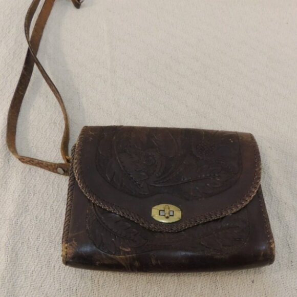 VINTAGE ANTIQUE LEATHER PURSE MESSENGER BAG MID CENTURY ENGRAVED DETAIL WC 51027